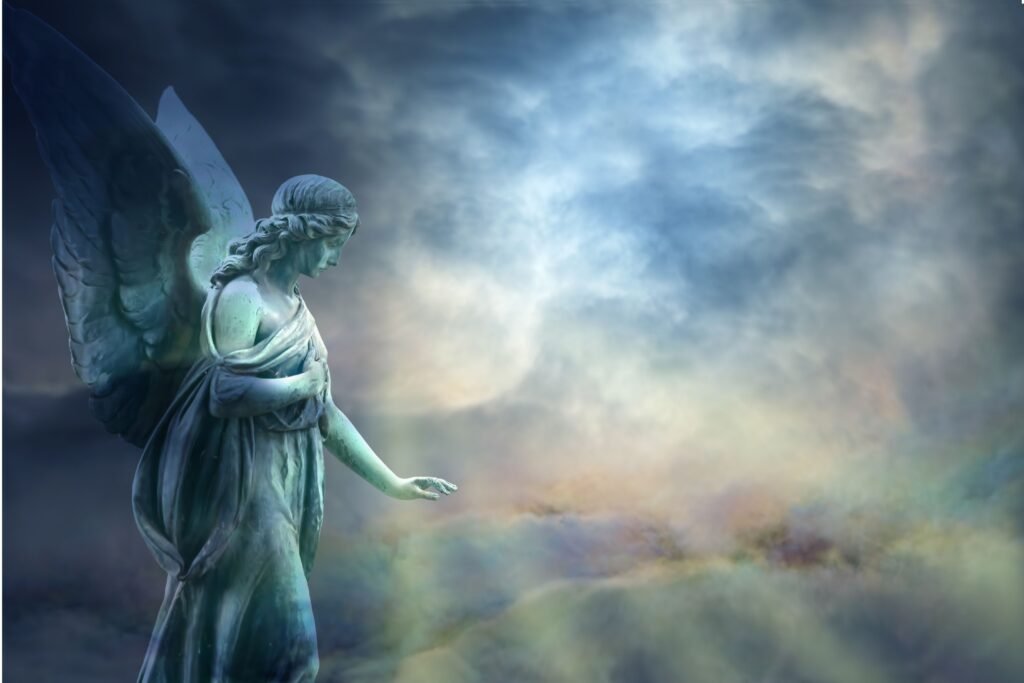 Estátua de um anjo com um fundo cheio de nuvens e iluminado pelo sol.