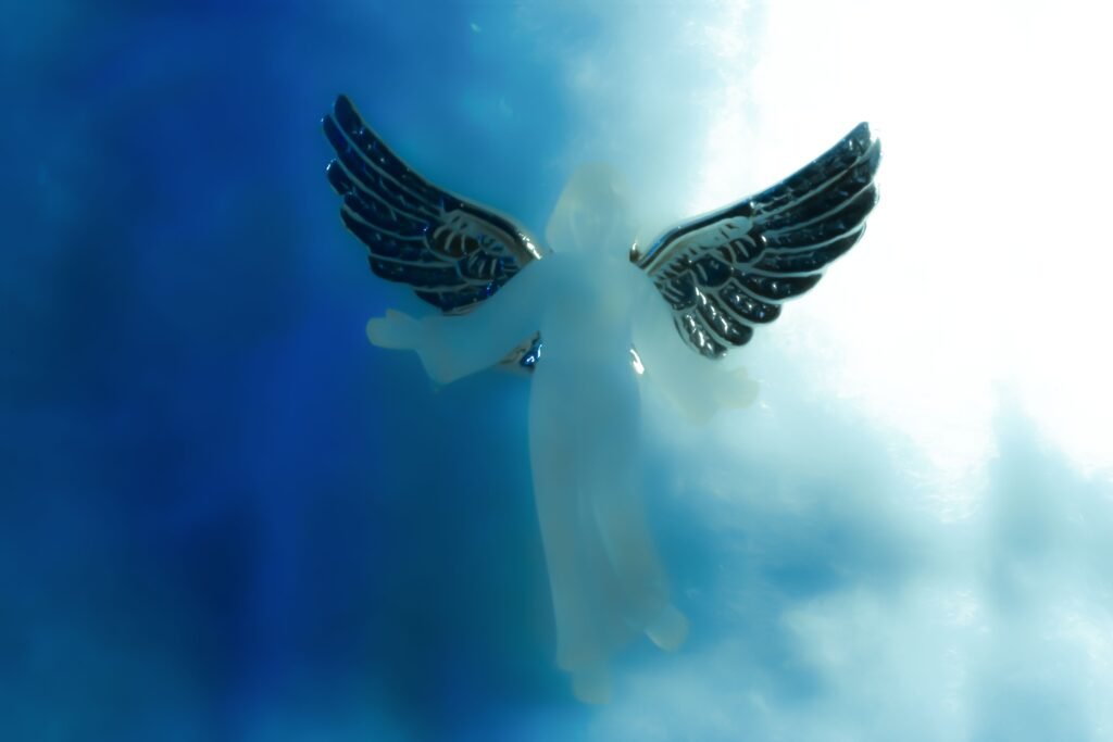 Representação gráfica da silhueta de um anjo em um fundo azul.